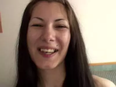 Die junge Tussi lässt sich von den erfahrenen Kerlen bumsen und das Arschloch fingern