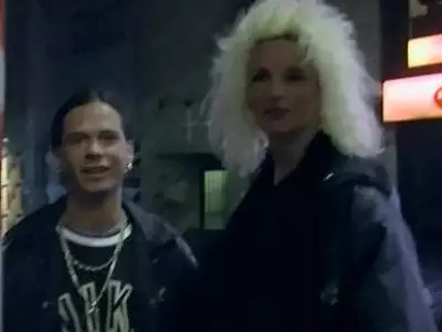 Geile MILF mit prallen Brüsten will gevögelt werden