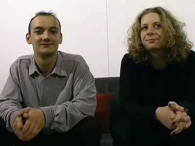 Vor den Augen ihres Typen rubbelt sich die reife Mature ihre haarlose Muschi